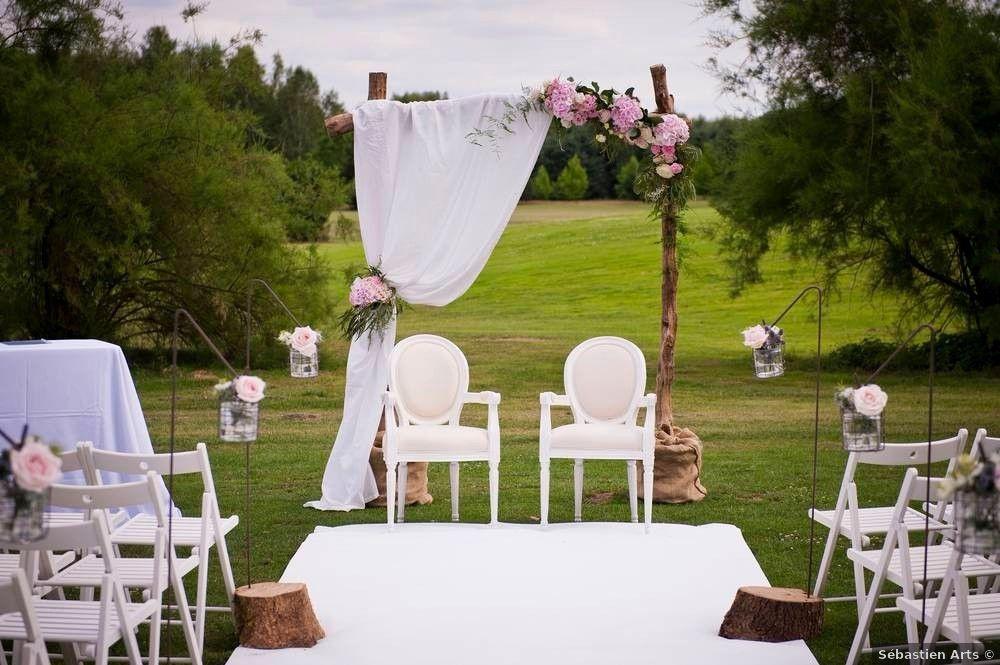decoration ceremonie laique chaises blanches tapis fleurs