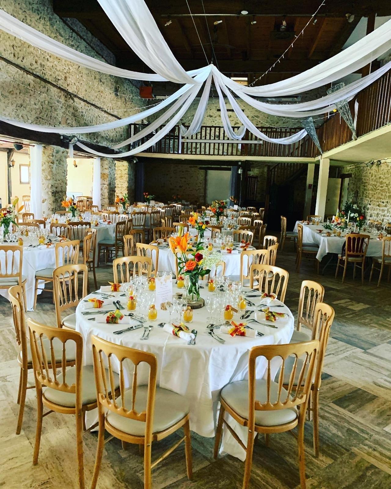 décoration de plafond pour mariage avec voilages