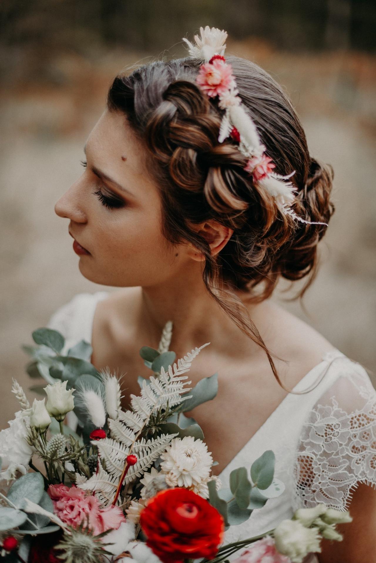 coiffure mariage bohème couronne fleurs