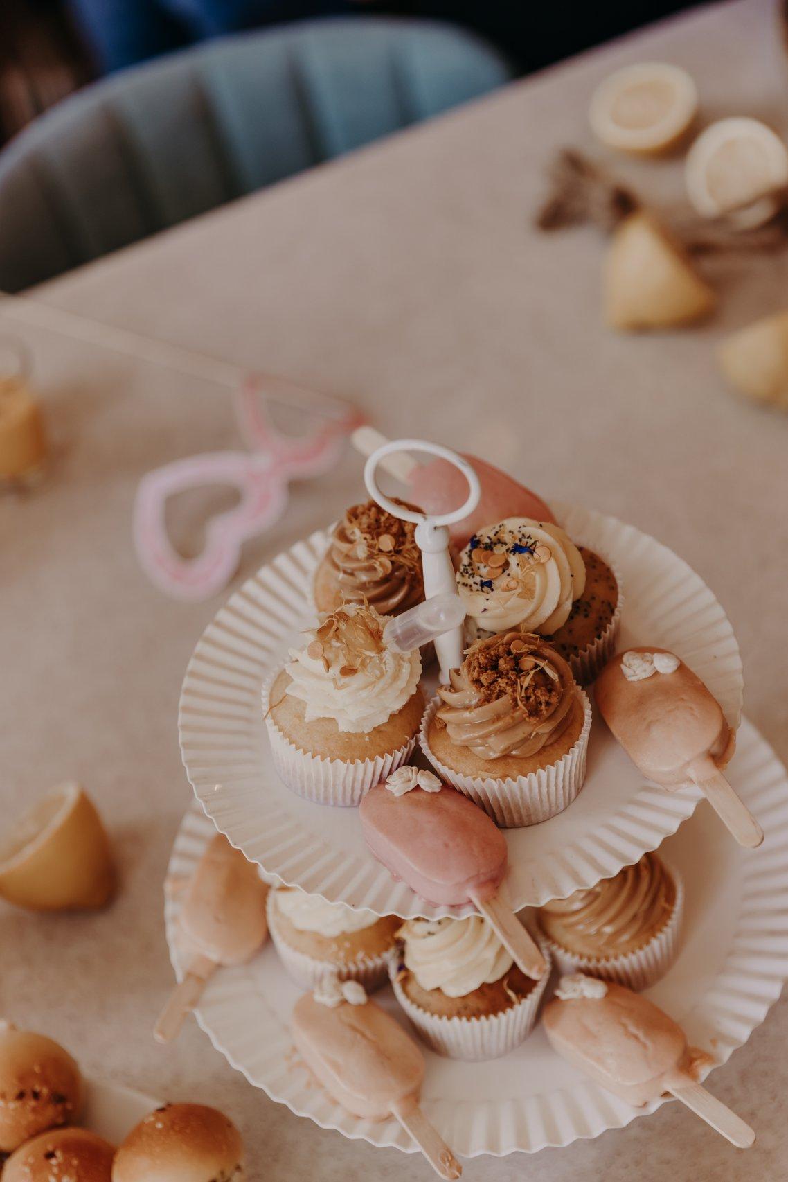 gateaux inspiration mariage mocha mousse, couleur pantone 2025