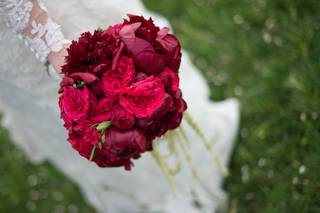 Bouquet de mariée avec pivoines rouges