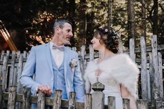 mariée aux cheveux courts avec couronne de fleurs bohème comme accessoire à cheveux