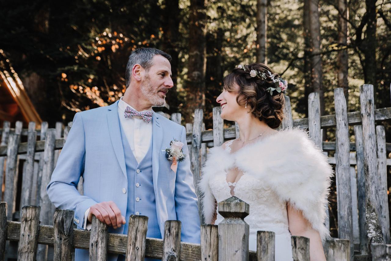 mariée aux cheveux courts avec couronne de fleurs bohème comme accessoire à cheveux