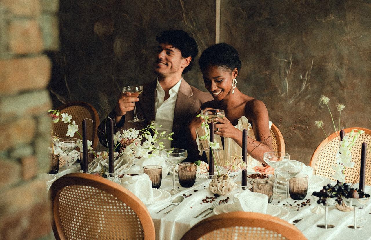couple de mariés qui ecoutent les messages de leurs proches durant la soirée, video de mariage, idee emotion
