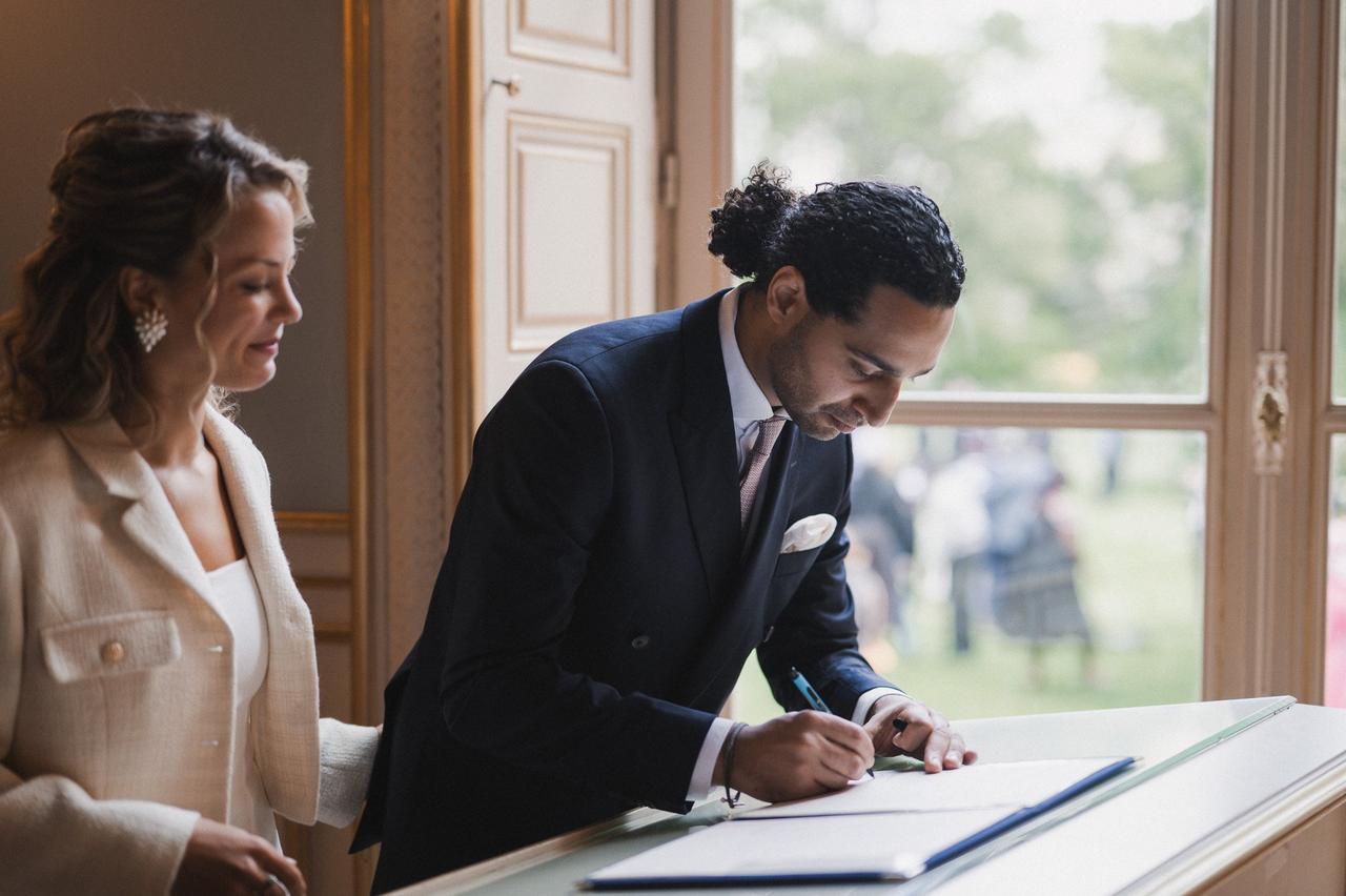 couple qui signe registre discours de mariage du maire 