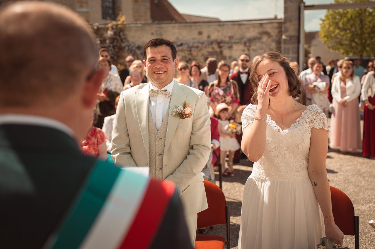 mariage civil en plein air, maire et couple amusé  discours de mariage du maire 