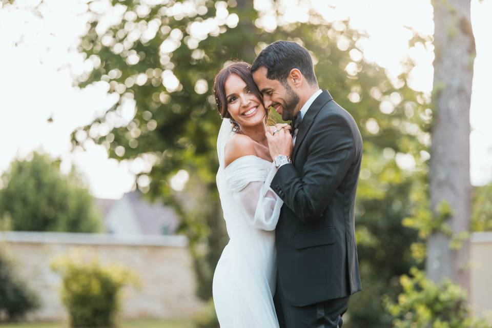 Jeunes Mariés Avec Des Cierges Magiques Dans Un Parc De Nuit Avec Des  Guirlandes Dans Les Arbres. Fin De Mariage Banque D'Images et Photos Libres  De Droits. Image 164470876