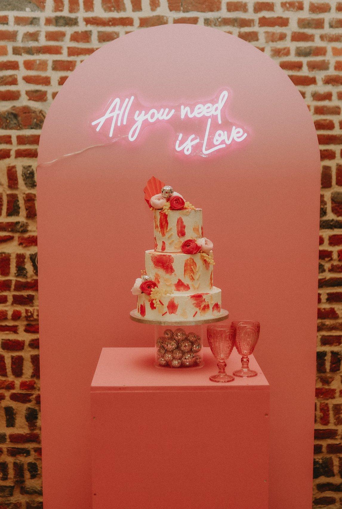 deco lumineuse mariage neons a côté du gâteau