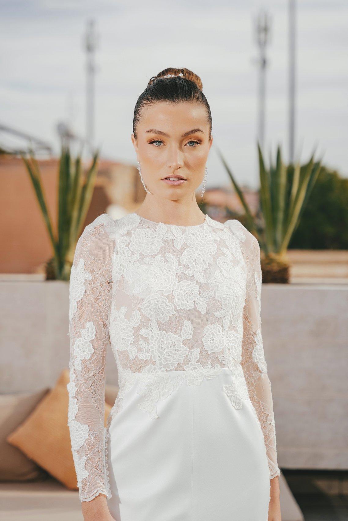robe de mariée avec fleurs brodées et manches longues