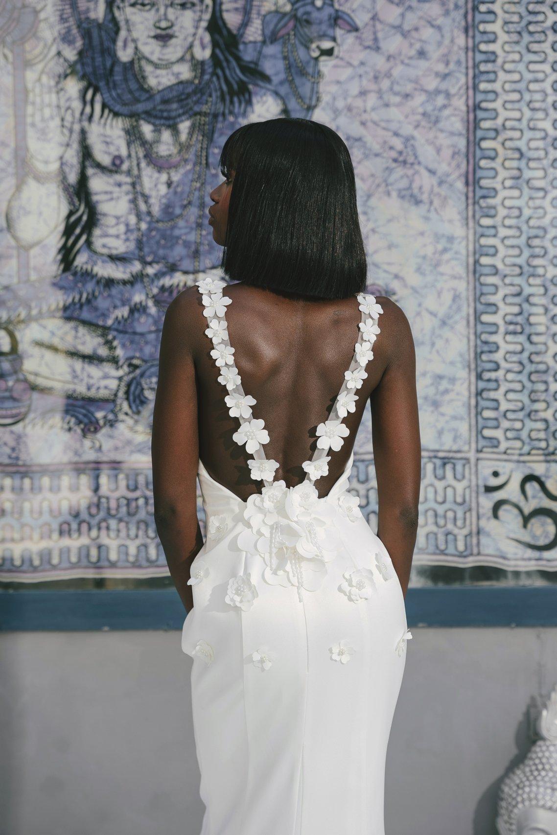 robe de mariée à fleurs 3D en relief, dos nu, superbe mariée noire qui porte une robe dos nu avec fleurs en relief