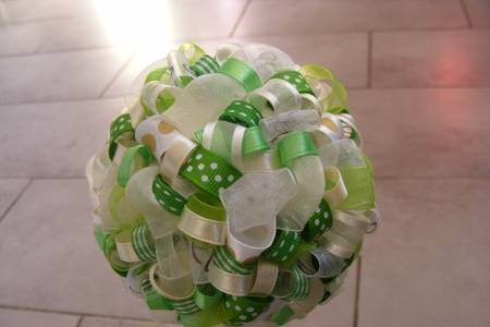 Des boules en ruban pour votre mariage