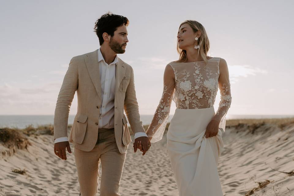 Costume de mariage beige 2025 : guide pour faire le meilleur choix (et 30 modèles canons!)