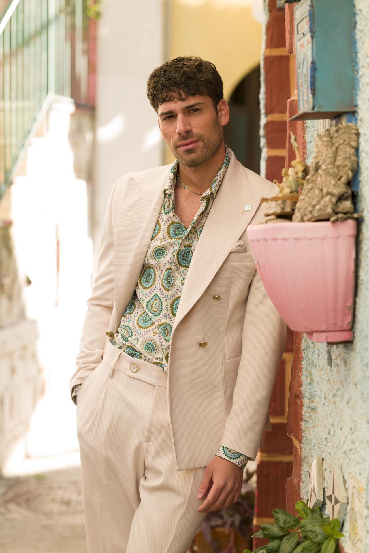tenue invite mariage chemise motifs