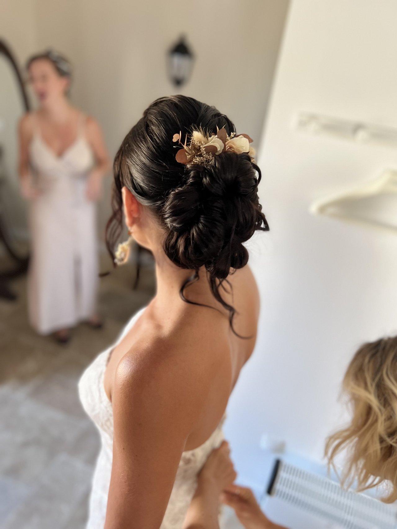 chignon bas coiffure mariage fleurs