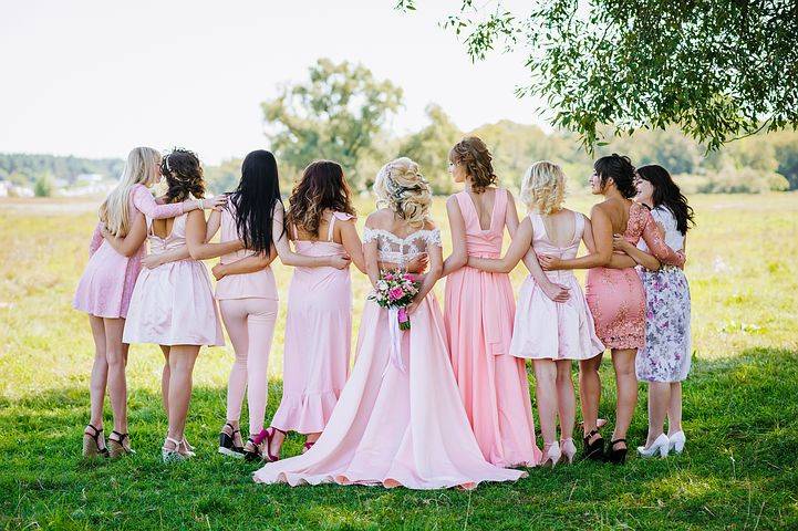 65 coiffures de mariage pour invitées : simples et chics !
