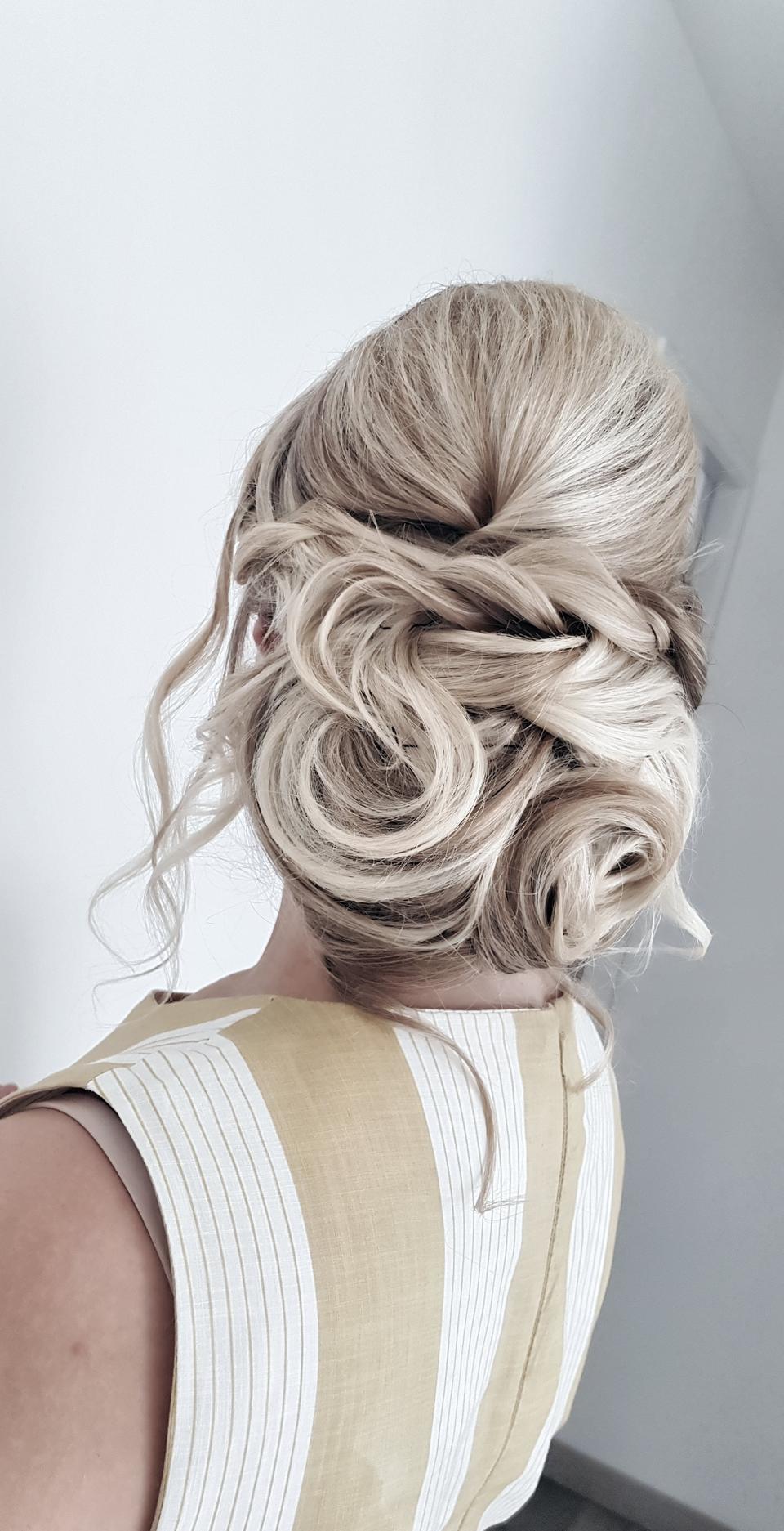 Chignon Bas 40 Idées Chics Ou Effet Décoiffé Pour Une Coiffure De Mariée Tendance 