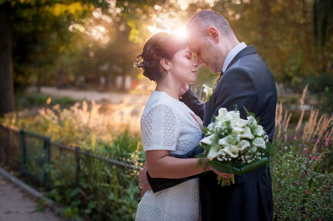 Photo d'un couple au parc monceau à Paris mariages.net