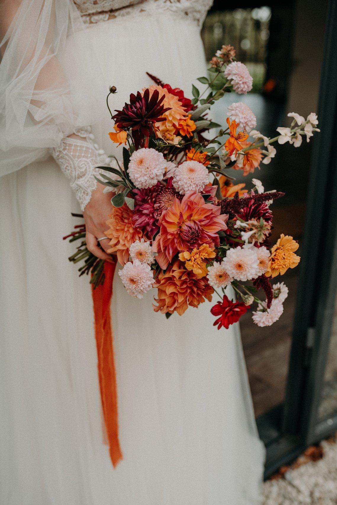bouquet mariée automne tons peche, rose, orange, bordeaux et feuillage