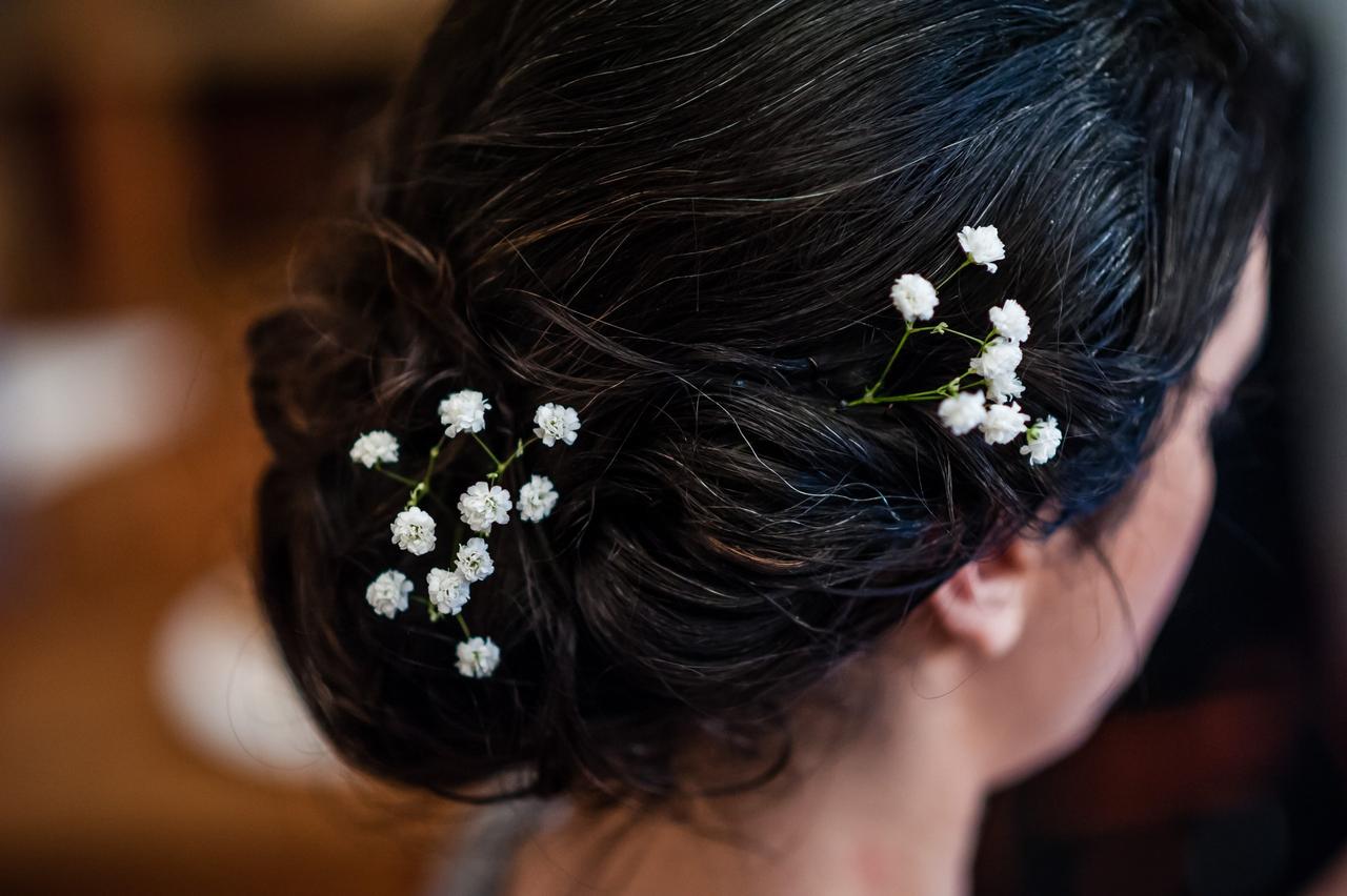 chignon bas coiffure mariage fleurs