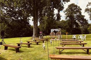 décoration cérémonie laïque mariage champetre en pleine nature, banc de cérémonie en bois