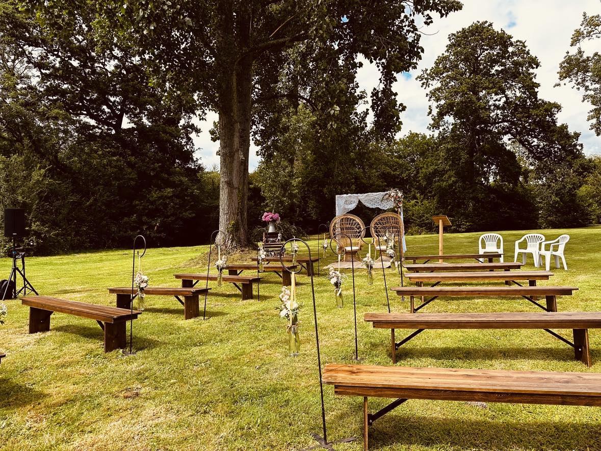 décoration cérémonie laïque mariage champetre en pleine nature, banc de cérémonie en bois