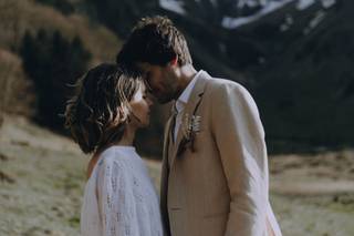 costume de marié beige en lin pour mariage à la plage