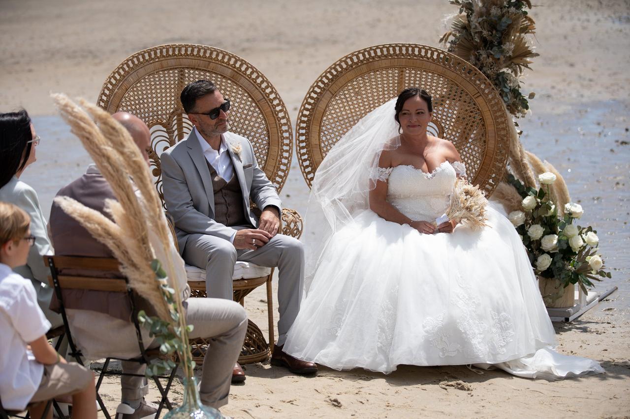 decoration mariage exterieur ceremonie laique chaises maries