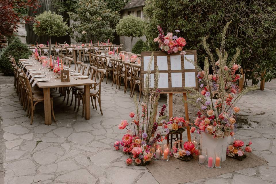 reception de mariage champetre extérieure avec fleurs colorées