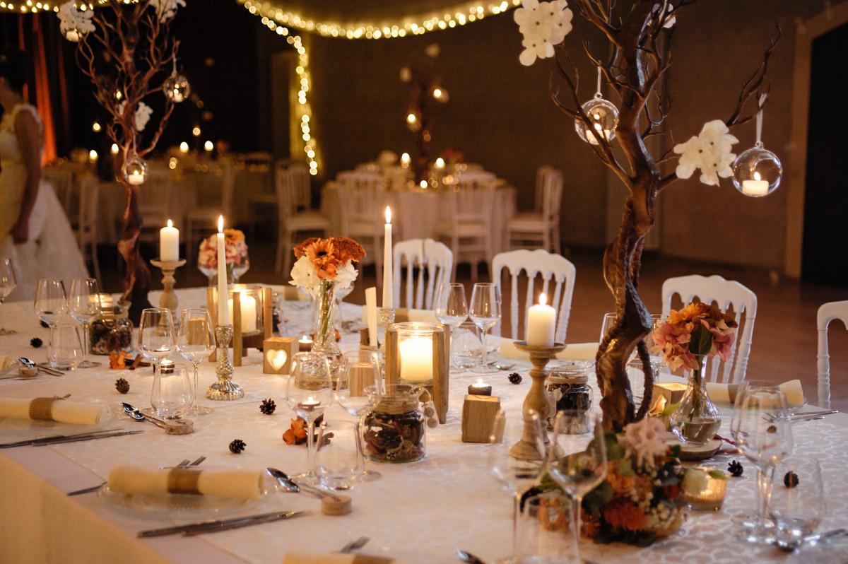 centre de table avec bougie et des tons de couleurs d'automne