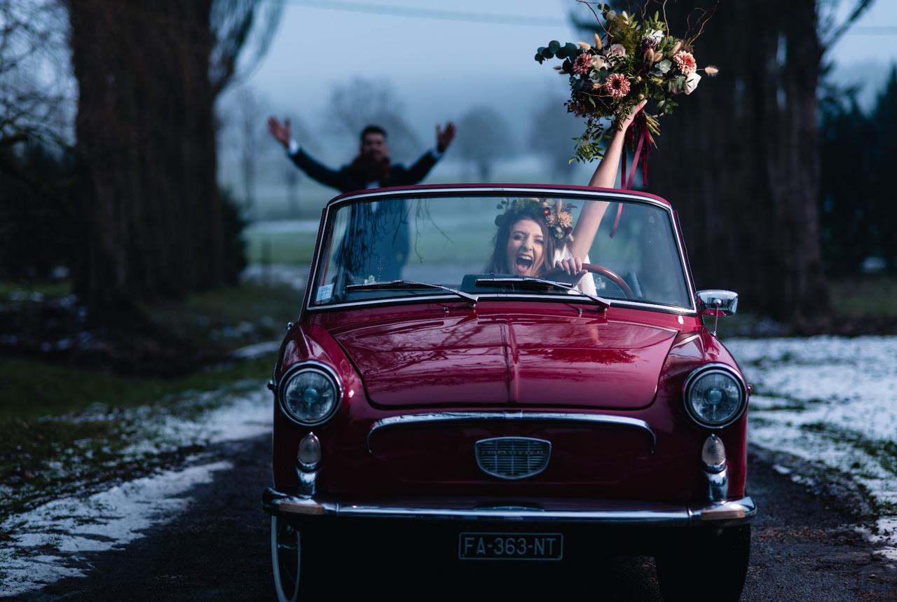 voiture de mariage rouge ancienne pour coller à la deco de mariage thème rouge