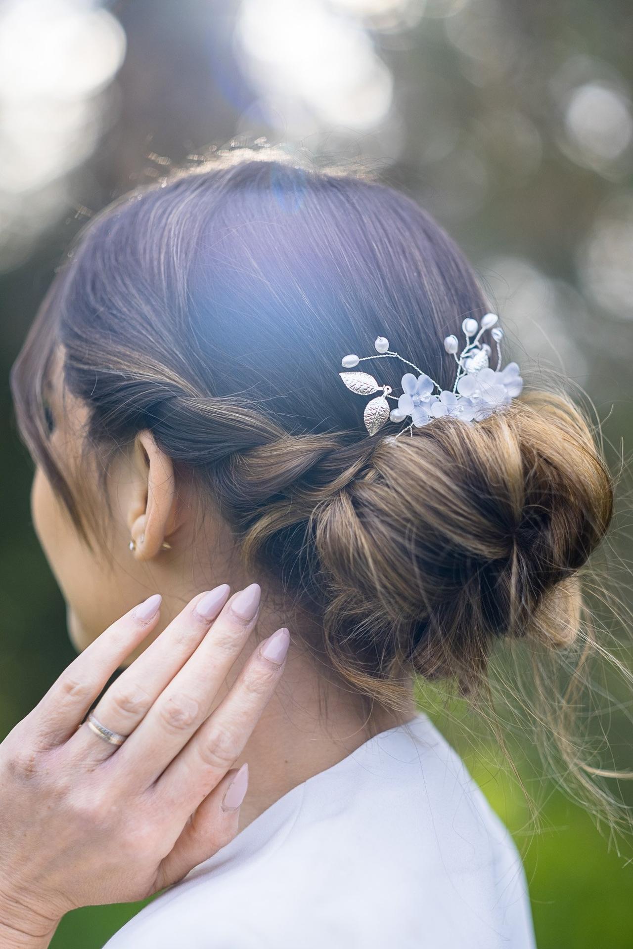 chignon coiffure mairée avec accessoires cheveux