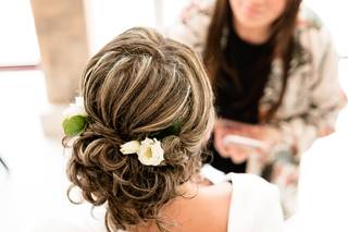 coiffure mariage cheveux bouclés avec accesoires pour les cheveux