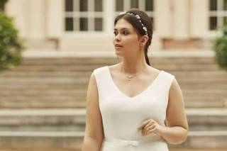 robe de mariée grande taille blanche plissée avec détail de noeud à la ceinture