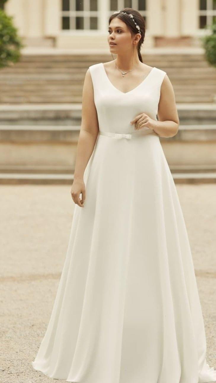 robe de mariée grande taille blanche plissée avec détail de noeud à la ceinture