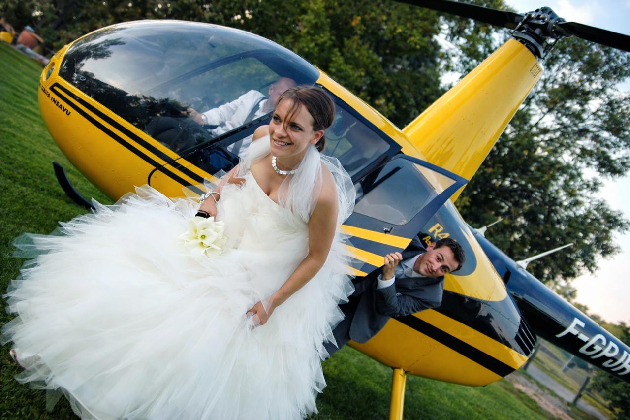 idee mariage civil petit comite arrivee maries helicoptere