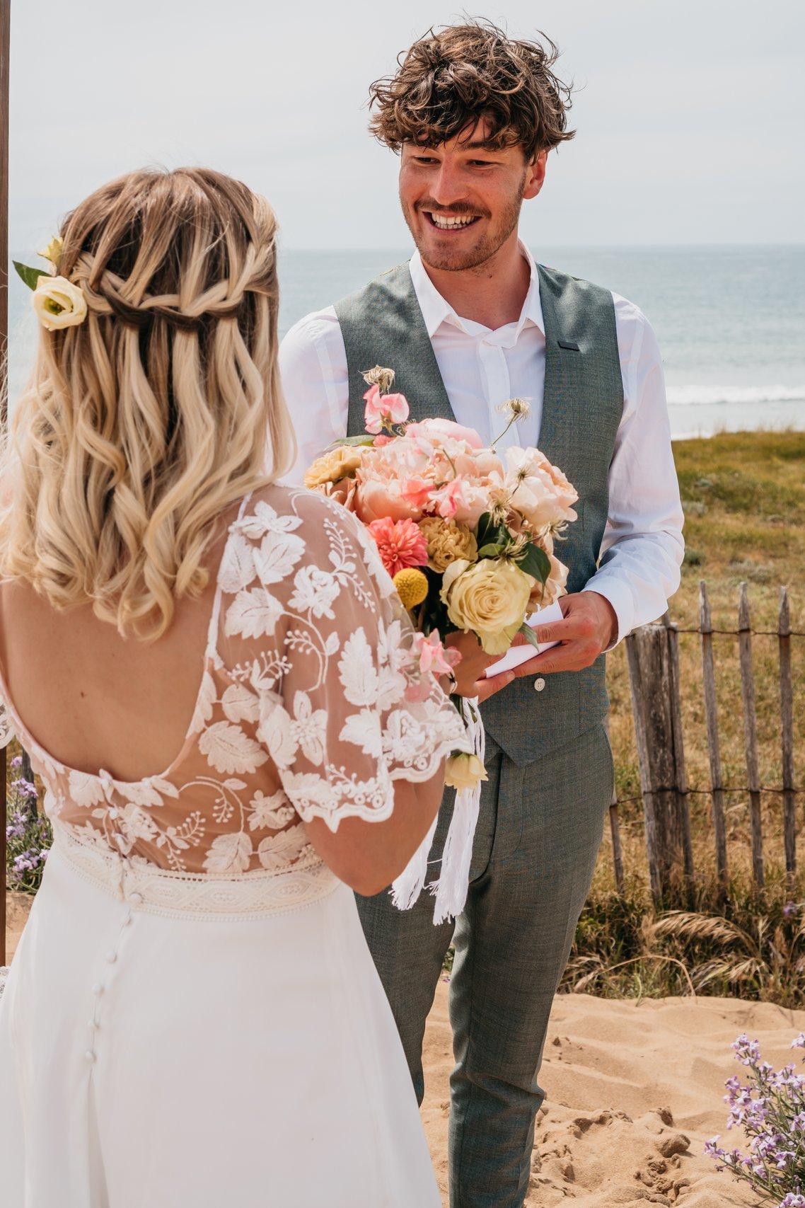 futurs mariés qui célèbrent leur cérémonie à la plage, mariage plage privée