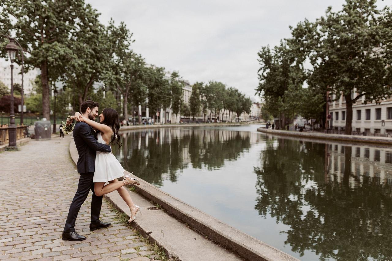 Jeune couples de mariés près d'un canal mariages.net