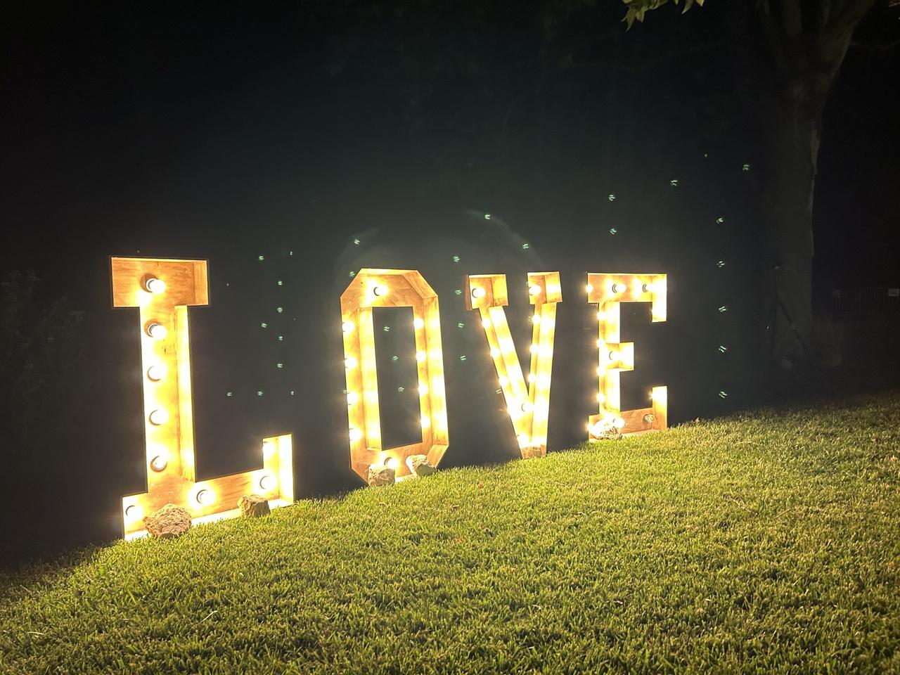 décoration lumineuse mariage avec lettres