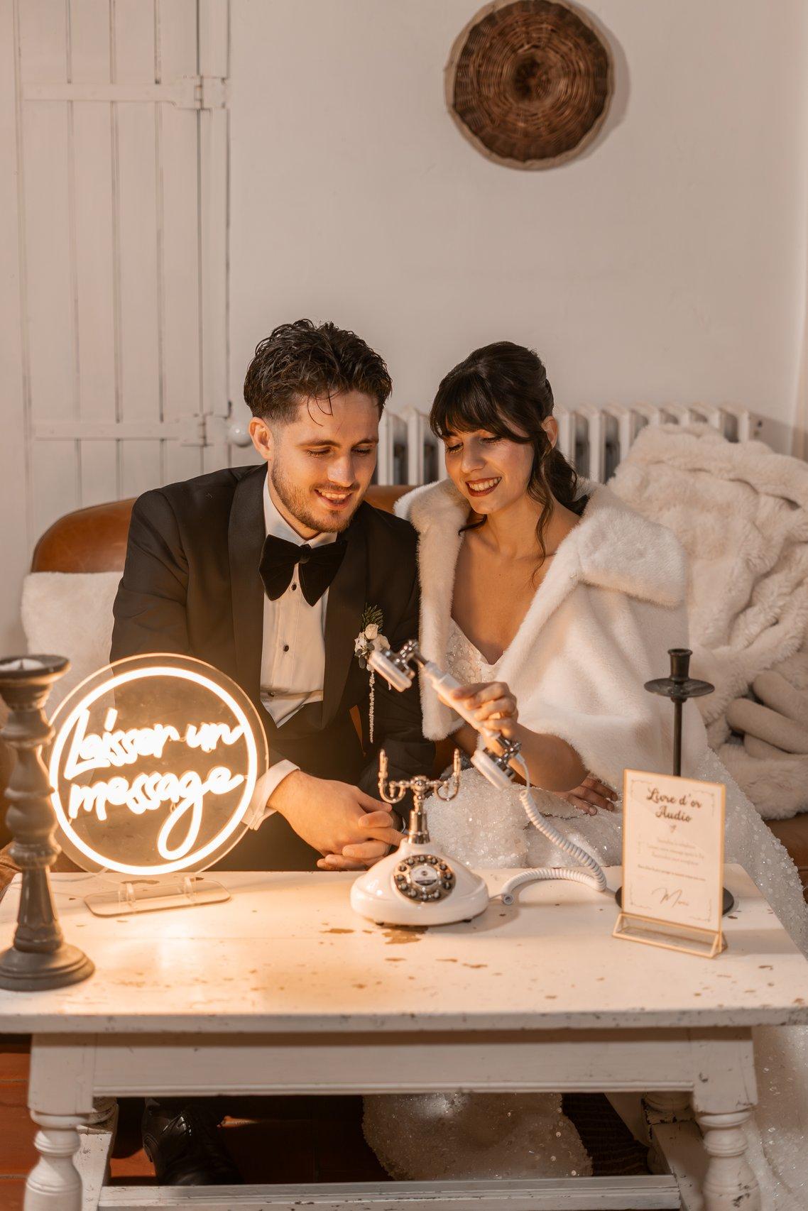 mariés assis au coin du livre d'or audio, telephone audio pour l'animation du mariage
