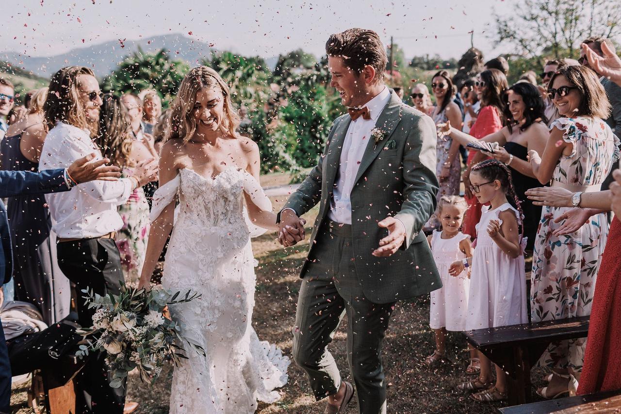 sortie de cérémonie de mariage en plein air sous une pluie de pétales, mariage printemps