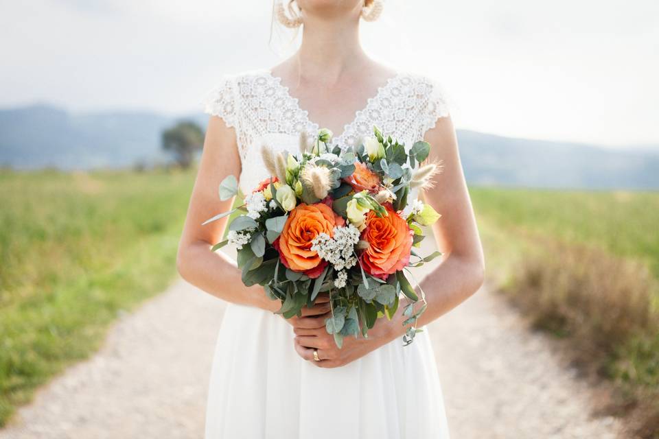 bouquet de fleurs mariage , la mariée porte le bouquet dans ses mains