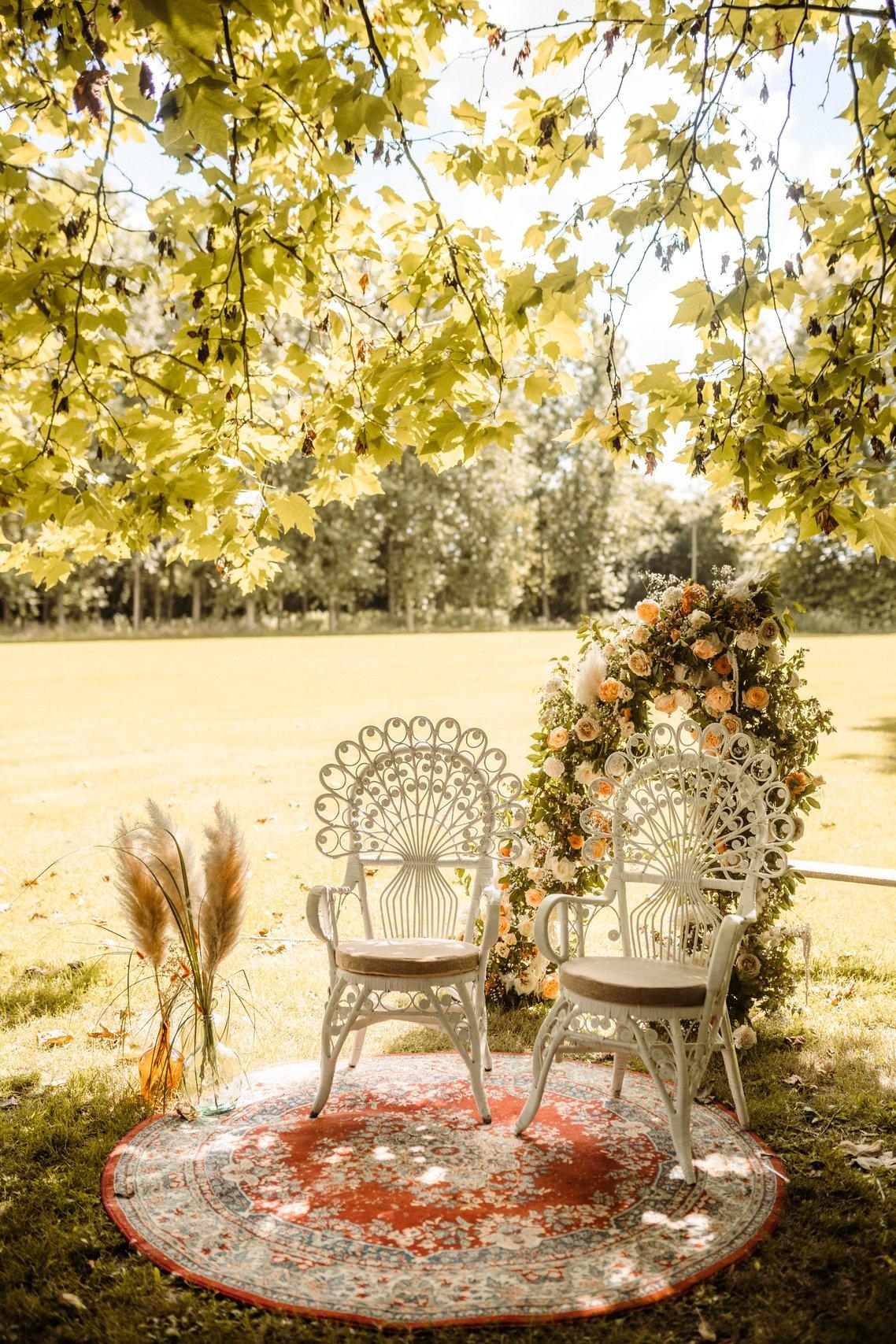 décoration cérémonie laïque mariage avec chaise des mariés et tapis