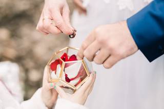 deco de mariage rouge, porte-alliances rouge