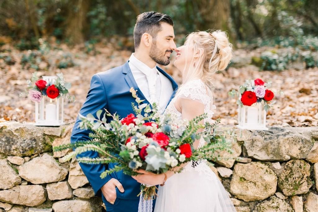 deco de mariage rouge, bouquet de fleurs vert, blanc et rouge