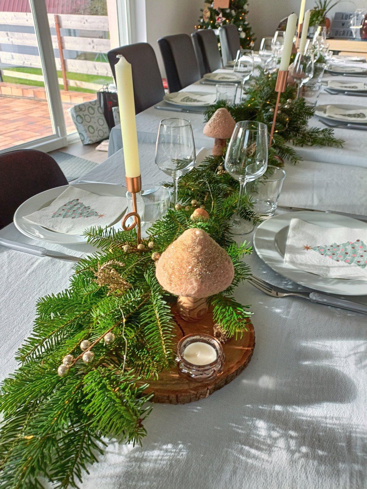 décoration table mariage noël avec chemin de table en sapin