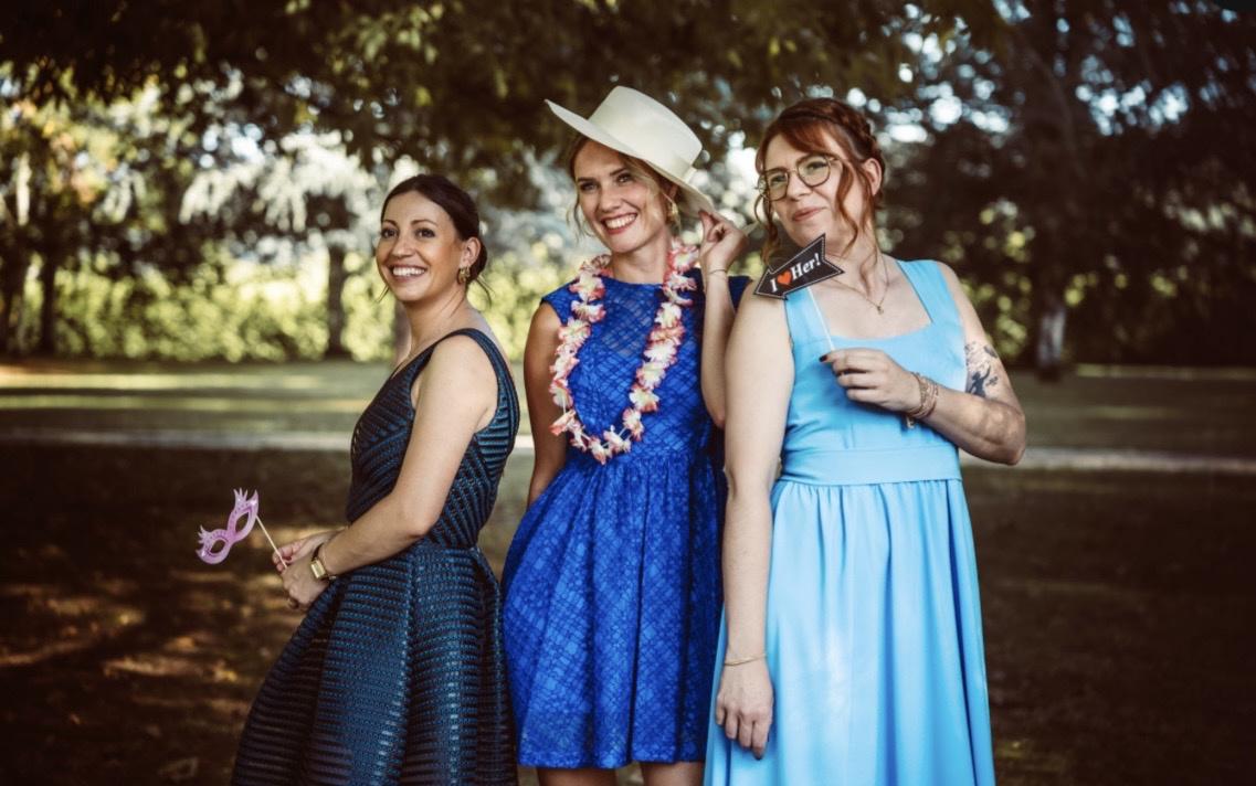 invitées de mariage en robe bleue, invitées différentes, style mariage, dress code