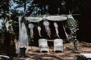 decoration mariage exterieur de style bohème avec attrape-reves et fauteuils des mariés