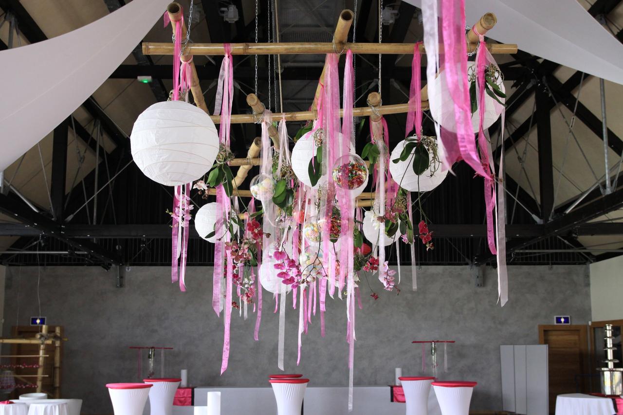 décoration de plafond pour mariage avec boules