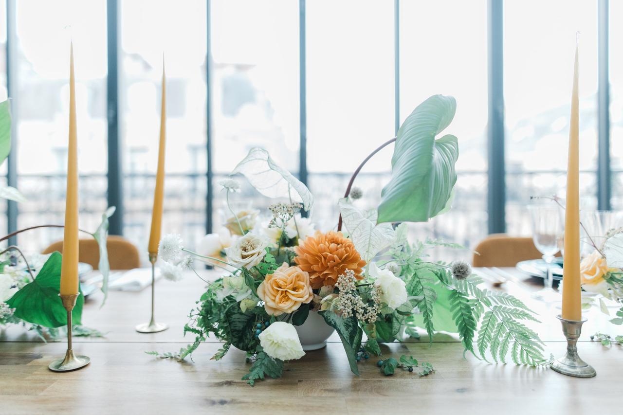 centre de table avec couleurs d'automne et des plantes vertes et bougie jaune