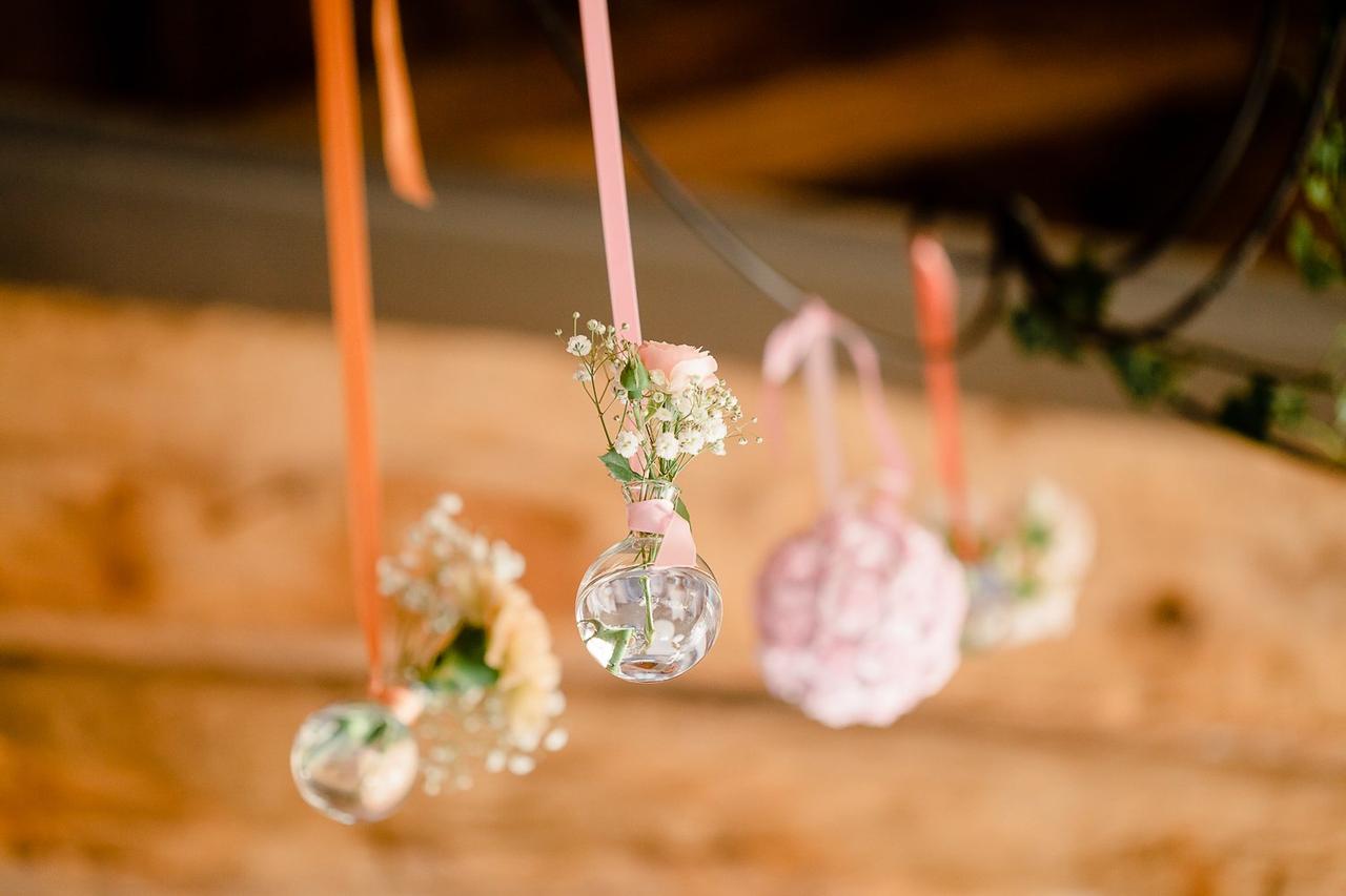 décoration de plafond pour mariage avec rubans et gypsophile
